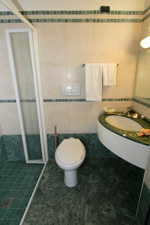 Hotel Vernel Rimini Eksteriør billede
